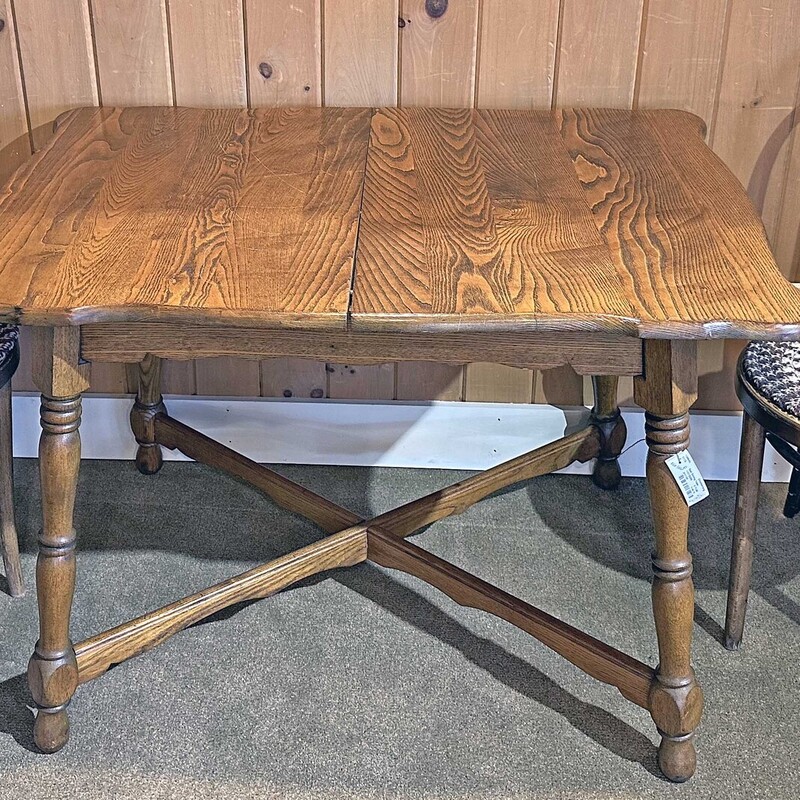 Oak Dining Table
42 In Wide x 30 In Deep x 29.5 In Tall.
No Leaf