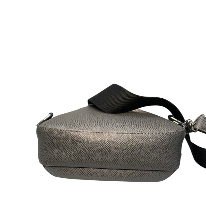 Louis Vuitton Avenue Taiga Gray Sling<br />
<br />
Date Code:Microchip<br />
<br />
Dimensions: 10 H x 7 L inches<br />
<br />
Very good condition. Some minor scratches on harware.<br />
<br />
Does not come with original dust bag or box.