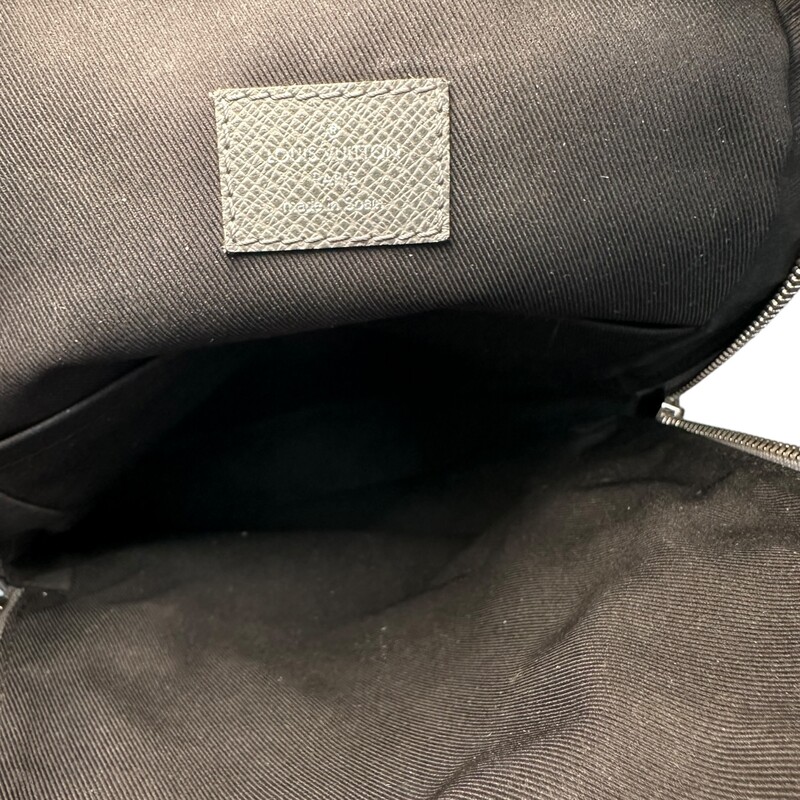 Louis Vuitton Avenue Taiga Gray Sling<br />
<br />
Date Code:Microchip<br />
<br />
Dimensions: 10 H x 7 L inches<br />
<br />
Very good condition. Some minor scratches on harware.<br />
<br />
Does not come with original dust bag or box.