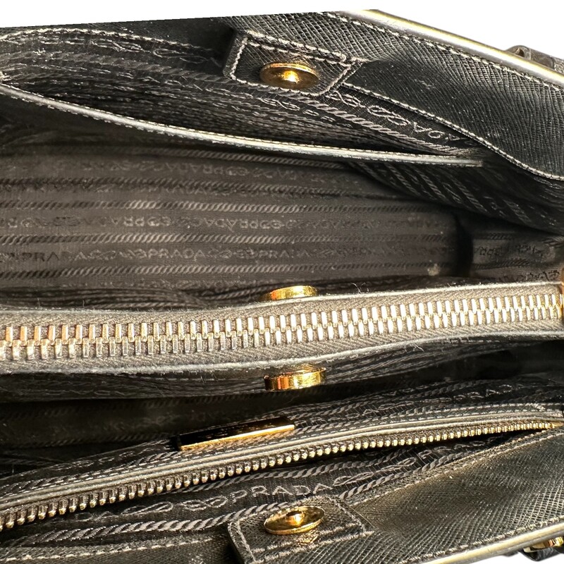 Prada Galleria Saffiano Leather Black  Bag with detachable strap.

Factory Code: 8/208

Dimensions:13 L x 9 H inches

Very Good condition. Corner wear throughout the bag.

Does not comes with original dust bag. No box.