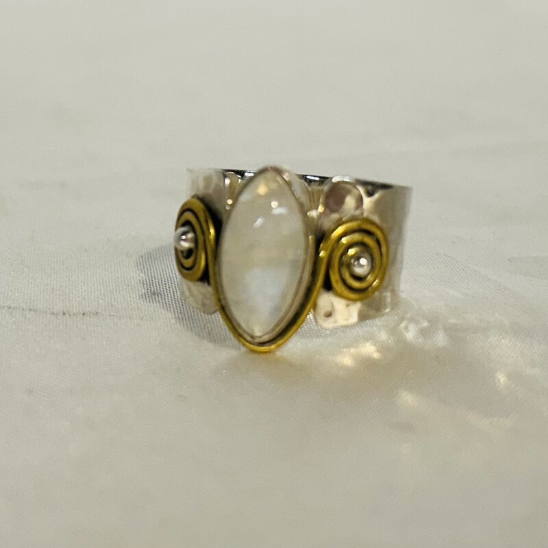 925 Hammered Moonstone Swirl Ring
Silver Iridecent Gold Size: 9