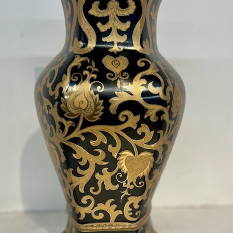 Ornate Wall Vase
Black Gold
Size: 7x13H