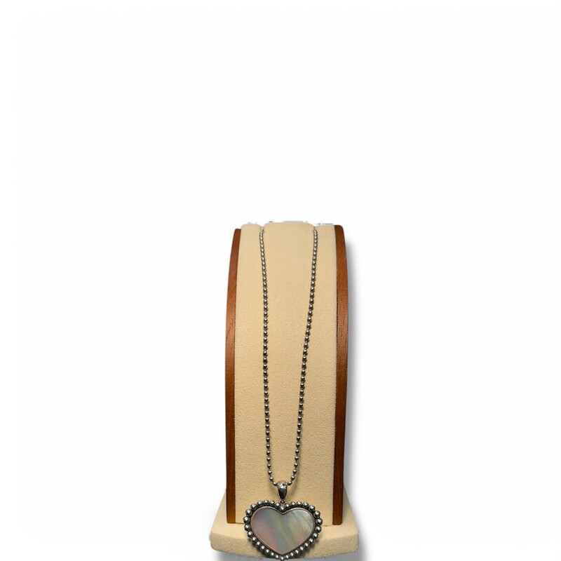 Lagos Maya Heart  Necklace

Sterling Silver

Gemstone :  Mother of Pearl

Dimensions: 34 Inch Chain length

Excellent condition. Very minor surface scratches.

Does not come with original pouch or box.