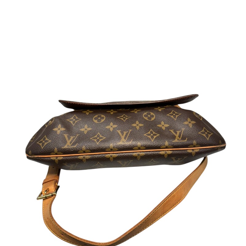 Louis Vuitton Musette Salsa  Monogram Crossbody

Date Code:SL0053

Dimensions:13 in H  x 11in L

Very good condition. Some natural patina of the strap.

Does not come with original dust bag or box.