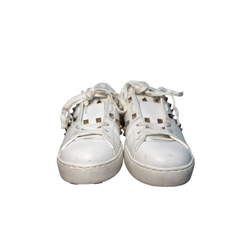 Valentino Rockstud Sneakers White<br />
<br />
Size: 38<br />
<br />
Style Code: TZR01W2<br />
<br />
In good condition. Wear to the exterior.<br />
<br />
Does not come with the original dust bag or box.