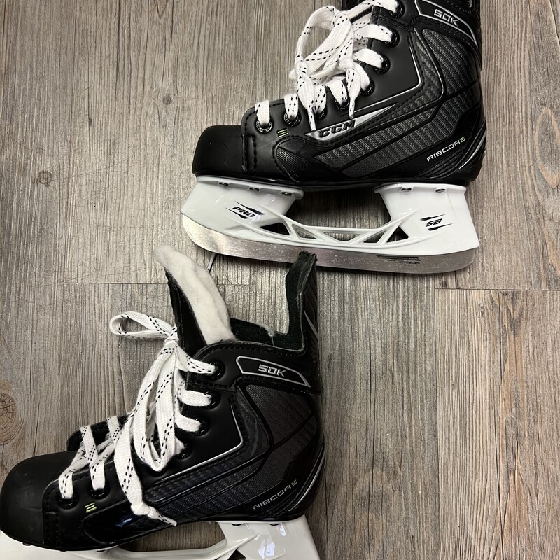 CCM 50K Ribcor Hockey Black Size 12.5Y
Excellent condition