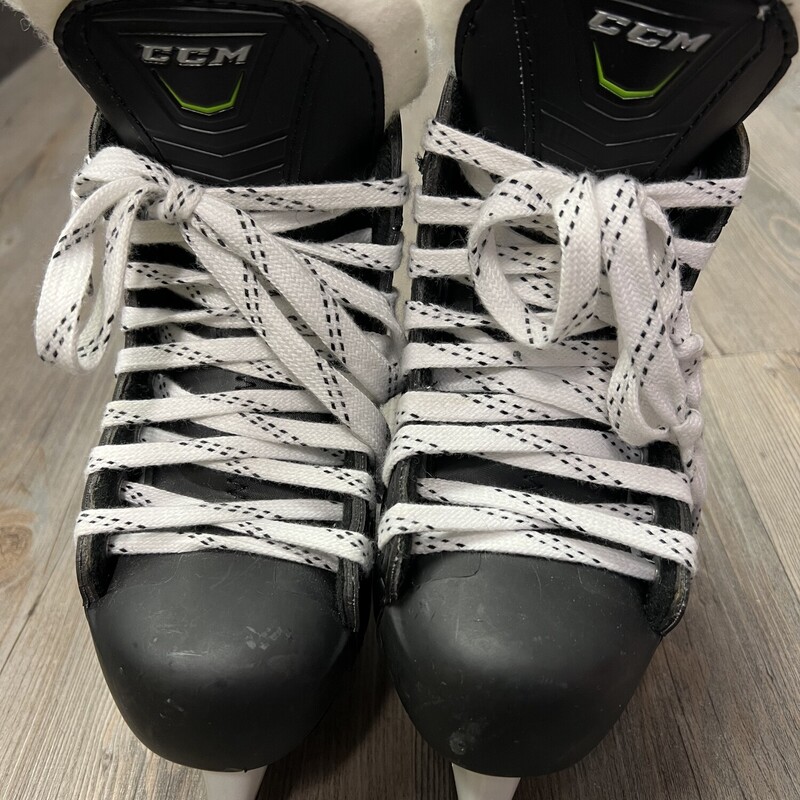 CCM 50K Ribcor Hockey Black Size 12.5Y
Excellent condition