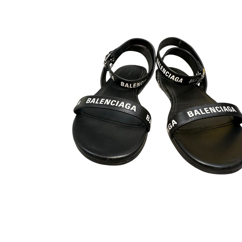 Balenciaga Round Sandal F05 Smooth Calf Printed Balenciaga Black<br />
<br />
Size: 37.5<br />
<br />
Style Code: 630038<br />
<br />
In very good condition. Light wear to the toe.<br />
<br />
Comes with original dust bag and box.