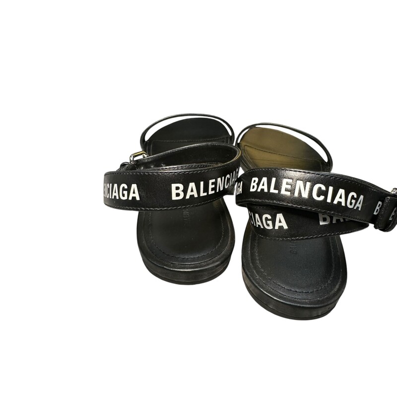 Balenciaga Round Sandal F05 Smooth Calf Printed Balenciaga Black

Size: 37.5

Style Code: 630038

In very good condition. Light wear to the toe.

Comes with original dust bag and box.