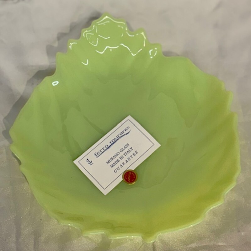 Murano Glass Leaf Dish
Green
Size: 9.5x10.5H