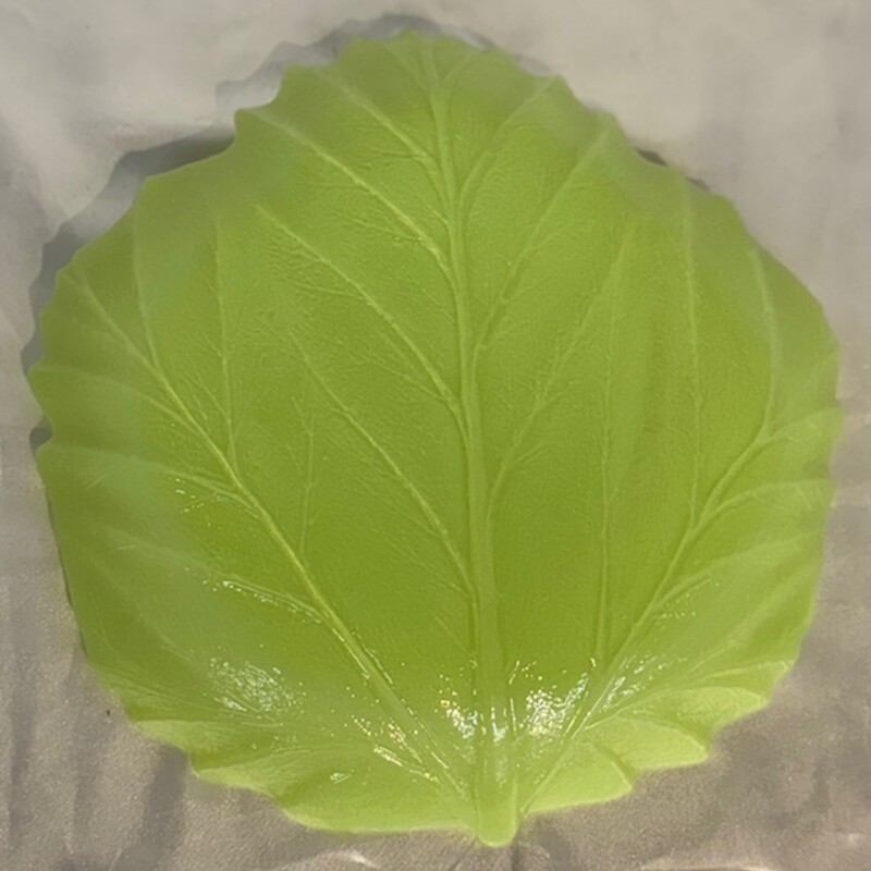 Murano Glass Leaf Dish<br />
Green<br />
Size: 9.5x10.5H