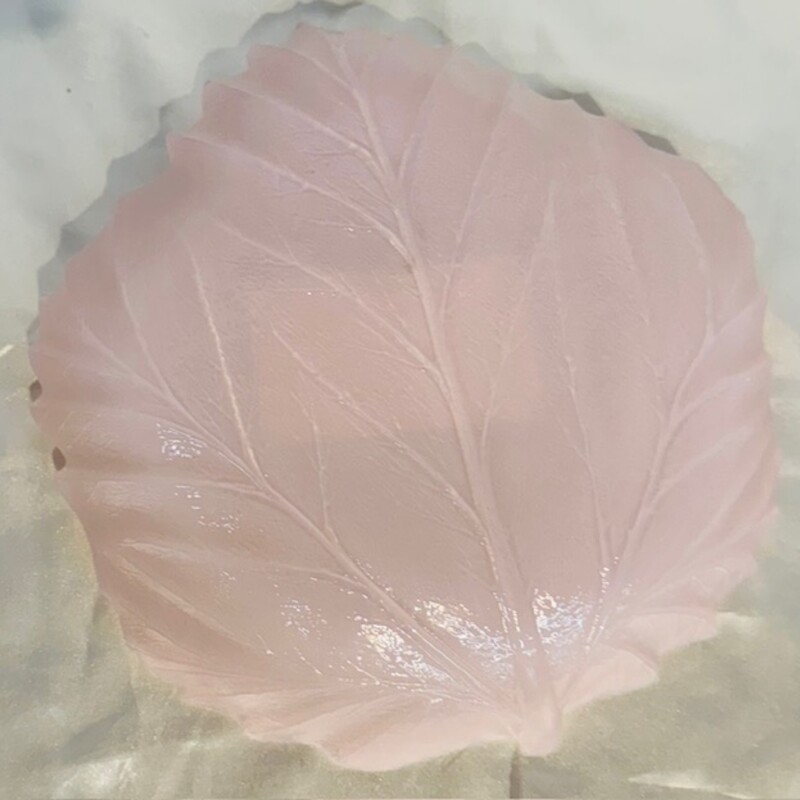 Murano Glass Leaf Dish<br />
Pink<br />
Size: 9.5x10.5H