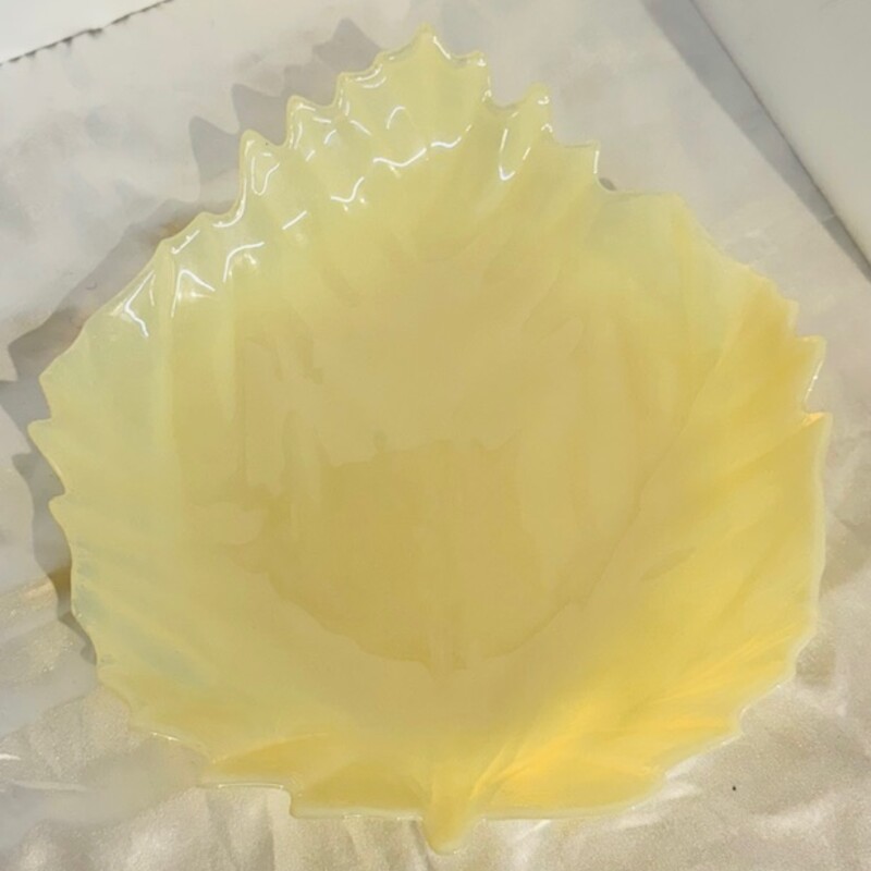 Murano Glass Leaf Dish
Yellow
Size: 9.5x10.5H