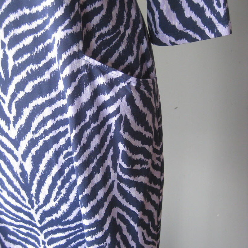 J. McLaughlin Print LS, Blue, Size: Medium<br />
Easy breezy knit dress from J. McLaughlin.<br />
Blue zebra print Catalyst dress<br />
Cute slightly slouchy pockets<br />
elbow length sleeves<br />
Size M<br />
Flat measurements:<br />
Shoulder to shoulder: 16<br />
Armpit to armpit: 18.25<br />
Waist: 16<br />
Hip: 19.75 ( stretchy fabric, you want it to hug your hips but no too tight!)<br />
Length: 35.75<br />
underarm sleeve length: 9.75<br />
Excellent condition<br />
Thanks for looking!<br />
#80816