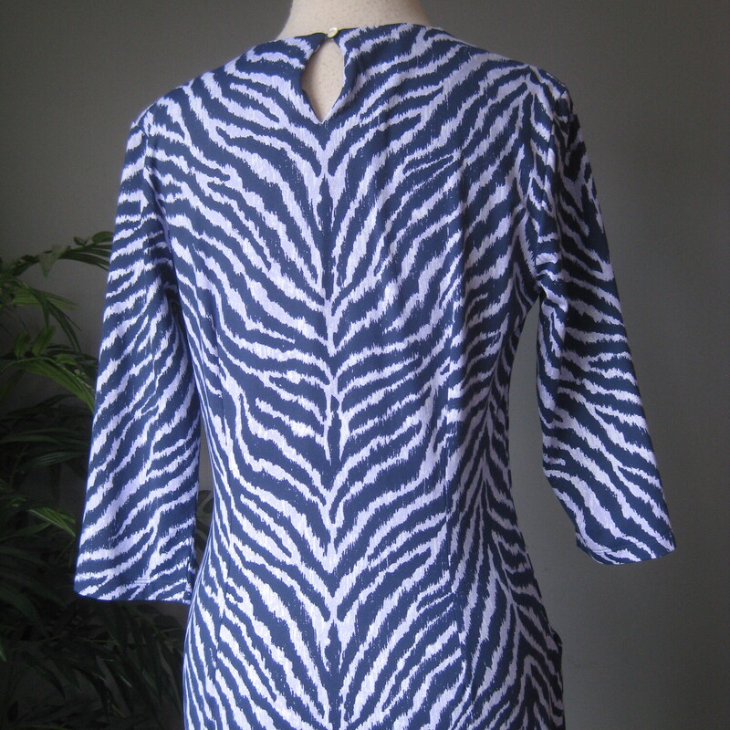 J. McLaughlin Print LS, Blue, Size: Medium<br />
Easy breezy knit dress from J. McLaughlin.<br />
Blue zebra print Catalyst dress<br />
Cute slightly slouchy pockets<br />
elbow length sleeves<br />
Size M<br />
Flat measurements:<br />
Shoulder to shoulder: 16<br />
Armpit to armpit: 18.25<br />
Waist: 16<br />
Hip: 19.75 ( stretchy fabric, you want it to hug your hips but no too tight!)<br />
Length: 35.75<br />
underarm sleeve length: 9.75<br />
Excellent condition<br />
Thanks for looking!<br />
#80816