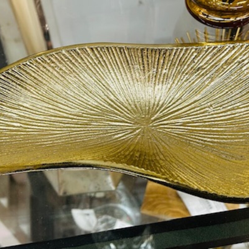 Metal Burst Funky Shape Dish
Gold Size: 5.5 x 11.5L