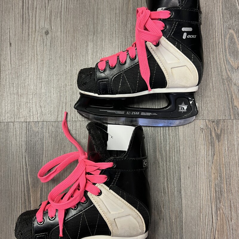 CCM 550 Hockey Skates, Black, Size: 10T<br />
Pink laces.