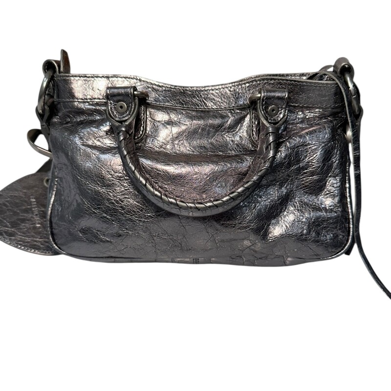 Balenciaga Neo Cagole Metallic Xsmall<br />
<br />
Style Code:751523.8103.535269<br />
<br />
Dimensions:10.5 W x 6H in<br />
<br />
In very good condition. Some minor scratches on hardware.<br />
<br />
Does not come with original dust bag or box.