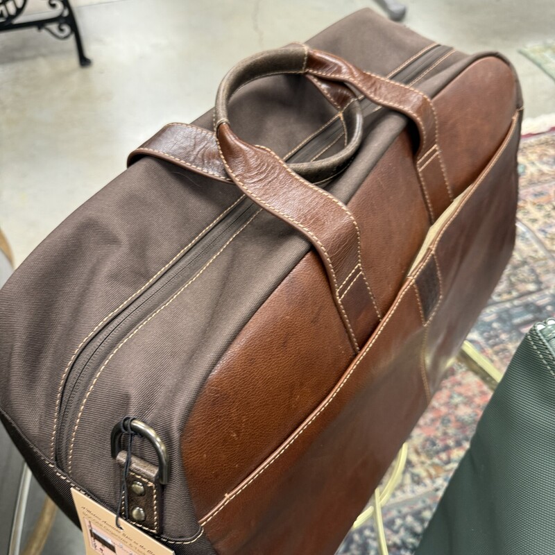 Boconi Commuter Duffle Bag, Brown. New with tags!<br />
Size: 20x10