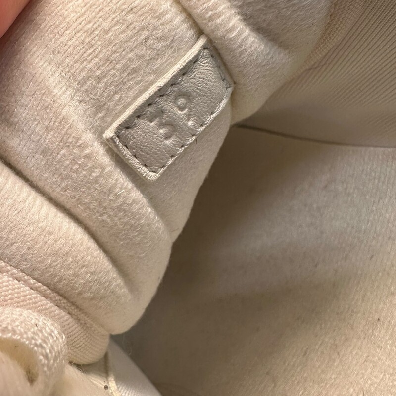 Gucci Mac80 Cream Sneakers<br />
<br />
Size: 39<br />
<br />
In very good condition. Light marks to the exterior.<br />
<br />
Comes with original dust bag and box.