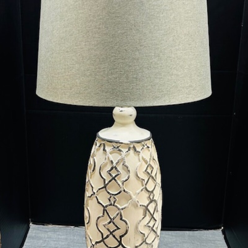 Distressed Quatrefoil Table Lamp
Grey White
Size: 7.5x29H