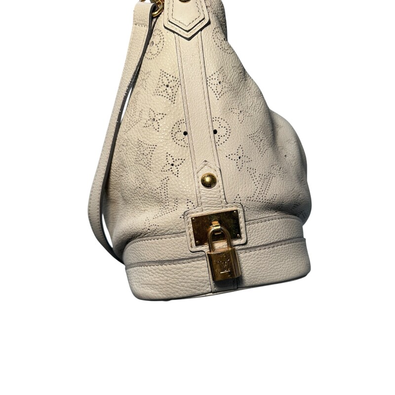 Louis Vuitton Mahina Stella PM Cream<br />
<br />
Date Code: AR4130<br />
<br />
Dimensions:<br />
Base length: 13 in<br />
Width: 6 in<br />
Height: 11 in<br />
Drop: 4.5 in<br />
Drop: 14 in<br />
<br />
In very good condition. Light wear to the top of the leather. Light staining on the interior.<br />
<br />
Does not come with the original dust bag or box.