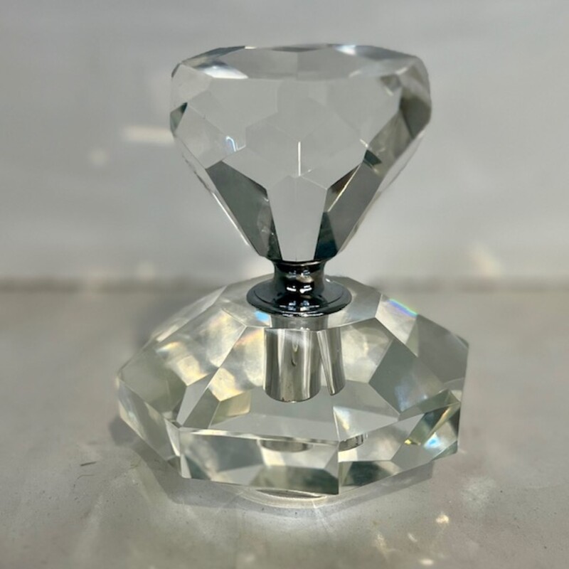 Shannon Perfume Bottle
Clear, Size: 4x4.5H