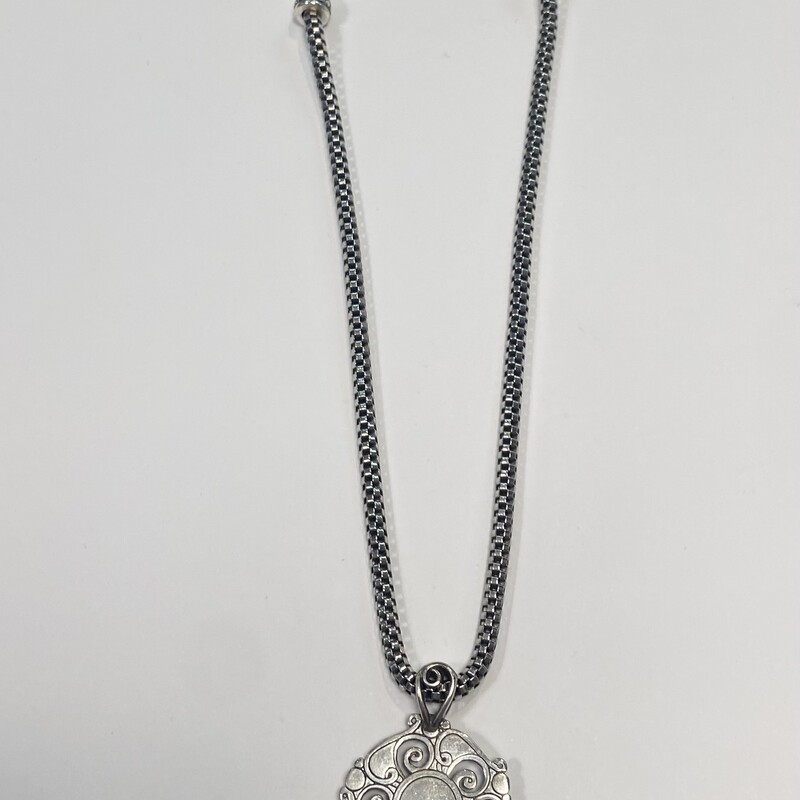 Slv Medalion Necklace
Silver
Size: Necklace