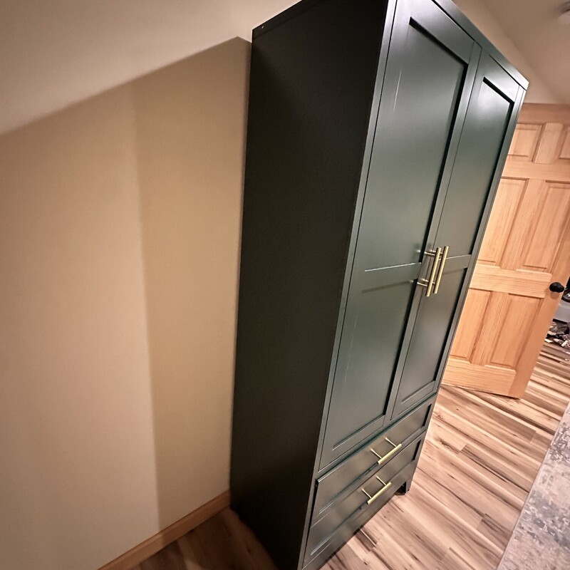 Metal Armoire Wardrobe - Hunter Green<br />
<br />
Size72Tx18Dx32W