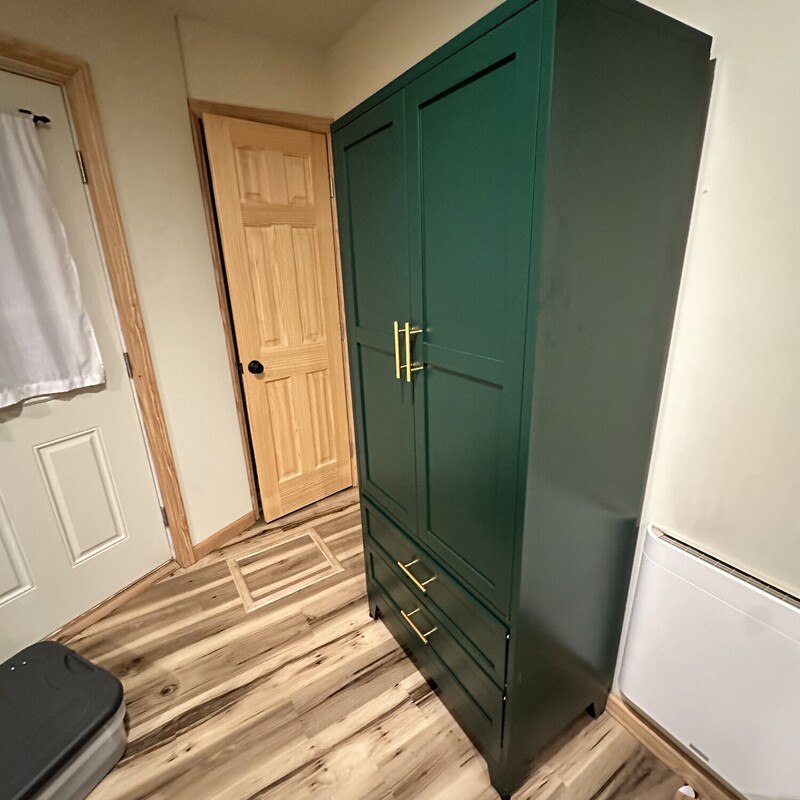 Metal Armoire Wardrobe - Hunter Green<br />
<br />
Size72Tx18Dx32W