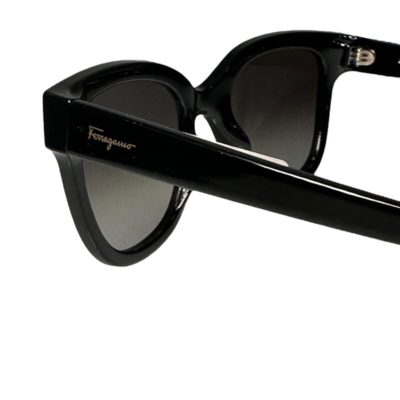 Ferragamo SF1066s Black<br />
<br />
Light scratching to the lens.<br />
<br />
Does not come with case or box.