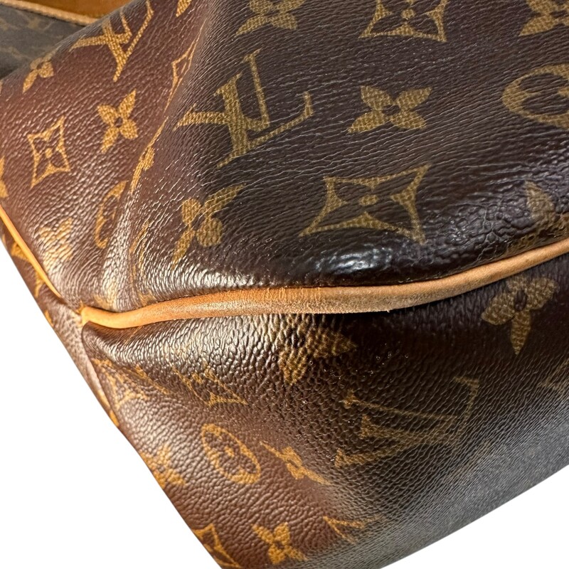 Louis Vuitton Delightful Monogram Hobo Bag<br />
<br />
Date Code: SD3145<br />
<br />
Dimensions: 15.75 L x 12.5 H inches<br />
<br />
In good condition. A small hole in the canvas and some wear inside the interior.<br />
<br />
Comes with original box. No dust bag.