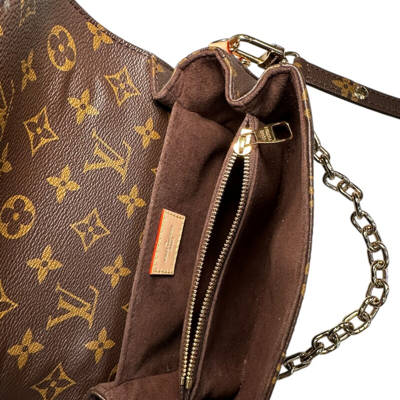 Louis Vuitton Metis East West Chain Crossbody<br />
<br />
Date Code: Microchip Entrupy Certificate Provided.<br />
<br />
Dimensions: 8.5 L x 5.3 H  x 2.4 W  inches<br />
<br />
In very good condition. Some scratching on the hardware.<br />
<br />
Does not come with original dust bag or box.