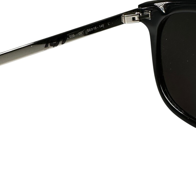 Ysl Sl509 Black Sunglasses

In very good condition. Light sratching to the lens.

Does not come with the original case or box.