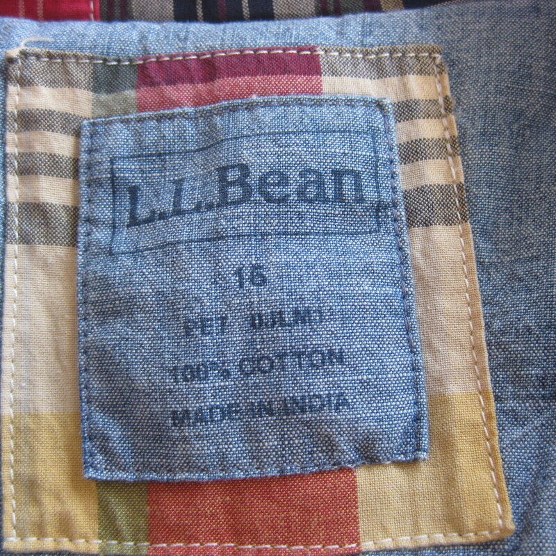 Nicely made cotton madras patchwork jacket from LL Bean. 100% Cotton made in India
Hip pockets
Marked size 16 petite, but no no no.
Fits me generously, I am a size 10 , good for a modern size medium or maybe large, pls use measurements below to be sure it will fit YOU the way you like
Unlined
LIke new condition

Flat Measurements:
Shoulder to Shoulder: 17
Armpit to Armpit: 22
Waist area: 20
Width at hem: 21
Length: 22
Underarm sleeve seam: 18

Thanks for looking!
#81308