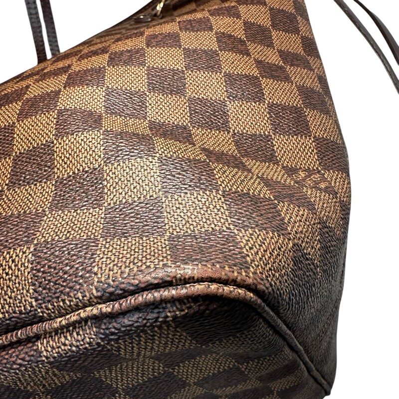 Louis Vuitton Damier Ebene Neverfull GM<br />
<br />
Date Code: SD4088<br />
<br />
Dimensions:15.4 L x 12.6  H x 7.5 W inches<br />
<br />
In very good condition. Small knick of the leather trim.<br />
<br />
Dose not come with original dust bag or box.