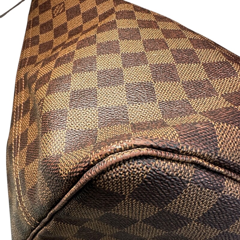 Louis Vuitton Damier Ebene Neverfull GM

Date Code: SD4088

Dimensions:15.4 L x 12.6  H x 7.5 W inches

In very good condition. Small knick of the leather trim.

Dose not come with original dust bag or box.