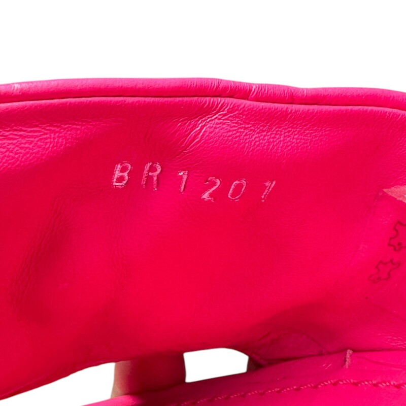 Louis Vuitton Revival Leather Mules Pink Size 41<br />
<br />
Style Code: BR1201<br />
<br />
In excellent condition. Like new.<br />
<br />
Comes with original dust bag. No box.