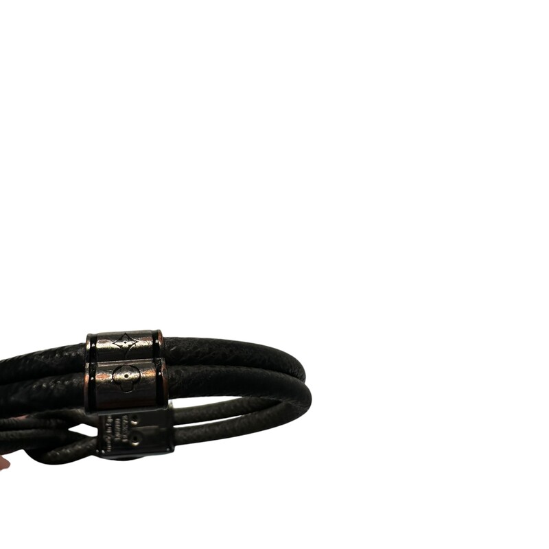 Louis Vuitton Loop It Graphite Bracelet<br />
<br />
Size: OS<br />
<br />
In very good condition. Light tarnishing on the hardware.<br />
<br />
Comes with original dust bag and box.