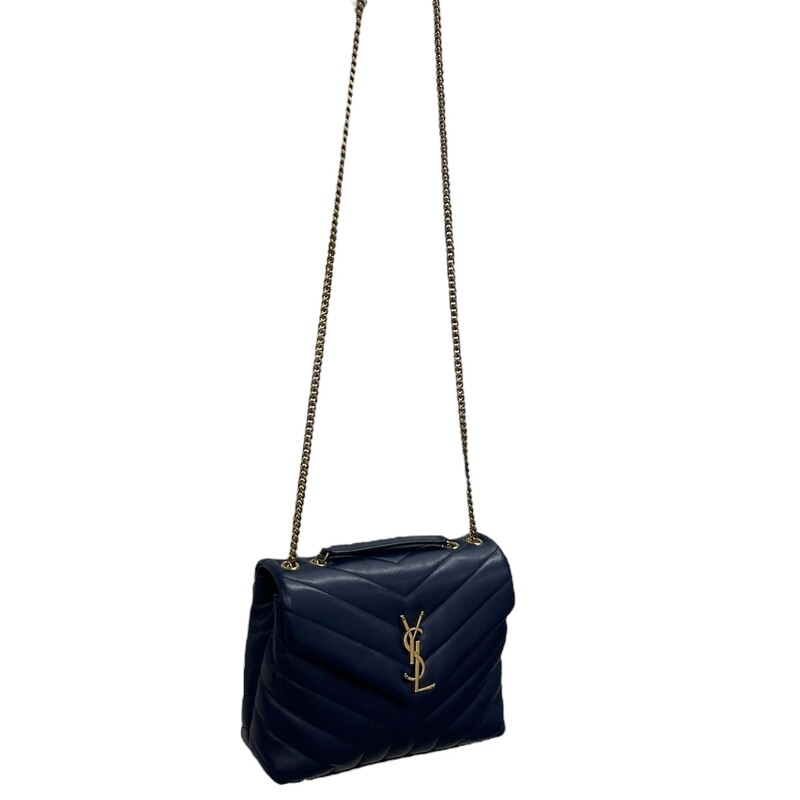 YSL Loulou Navy Small<br />
<br />
Date Code: GAB494699 0322<br />
<br />
Dimensions:<br />
6.6H x 9.8W x 3.5D.<br />
<br />
In excellent condition. Light minor scratching to the hardware.<br />
<br />
Comes with original dust bag. No box.