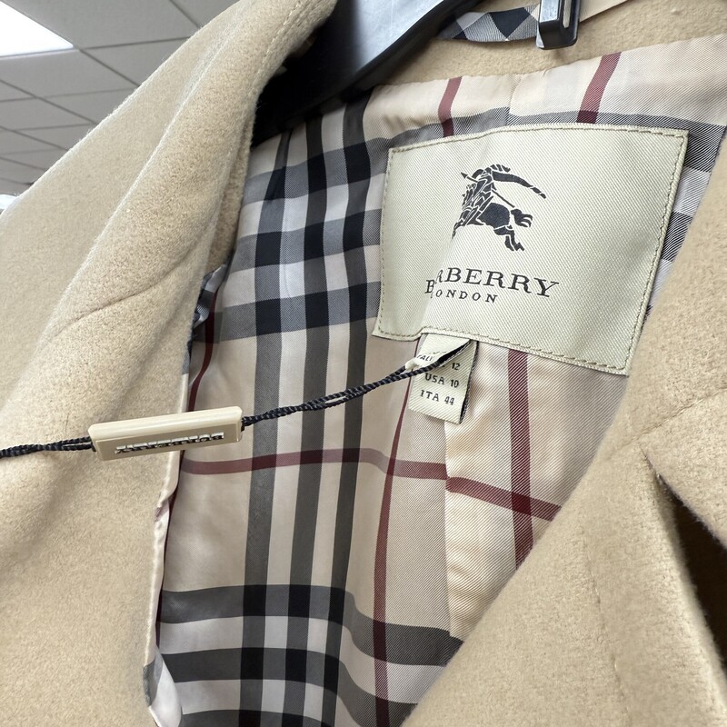 Beautiful Burberry Trench Coat, Camel. In pristine condition, including original tags!<br />
Size: 10