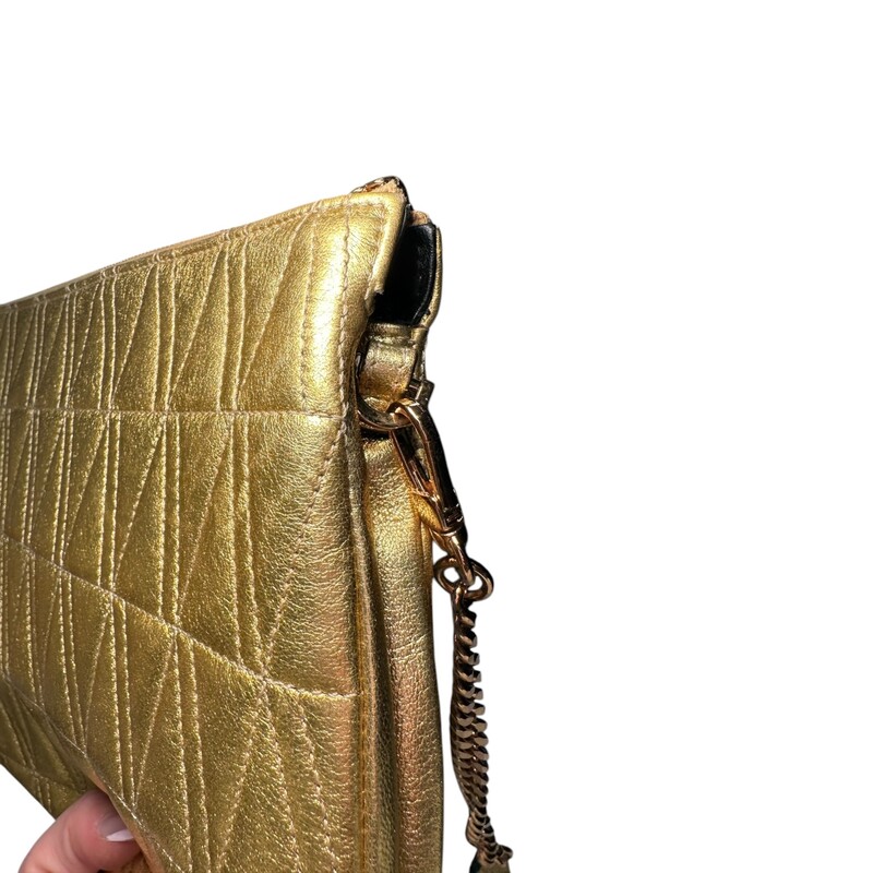 Versace Virtus Leather Shoulder Bag Golden Metallic

Code: 045642C2786B81

Dimensions:
Base length: 10.25 in
Height: 8.00 in
Width: 2.00 in
Drop: 18.00 in

In very good condition. Light wear to the corners.

Does not come with the original dust bag or box.