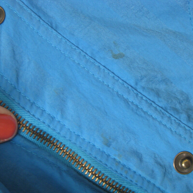 Simple vintage ski jacket in a great color by<br />
HEAD<br />
<br />
early 90s<br />
elasticized cuffs and waistband<br />
side with zippers<br />
made in Germany<br />
<br />
Marked size 40, should fit a modern size medium, it fits me well.  I am about a size 10 5'5<br />
flat measurements:<br />
armpit to armpit: 27<br />
length: 26<br />
waist: 22<br />
underarm sleeve length: 18.5<br />
CONDITION: great condition but there are a few marks and brown area, mostly under the snap ped front placket<br />
<br />
thanks for looking!<br />
#80998