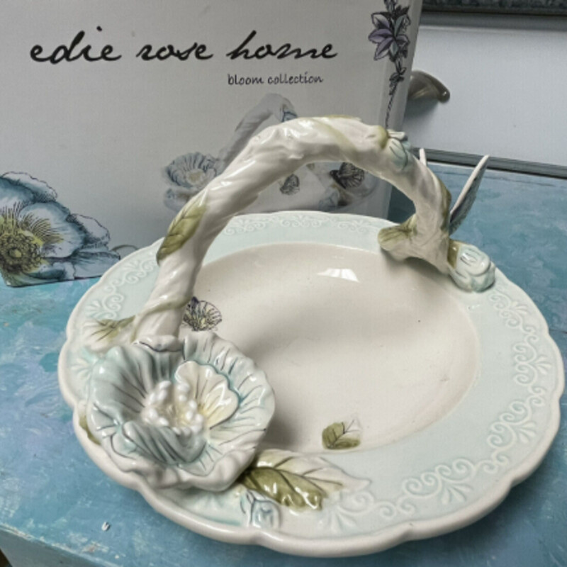 Edie Rose Bloom Butterfly Dish
Lt Blue Green
Size: 9x5H
Retail $65