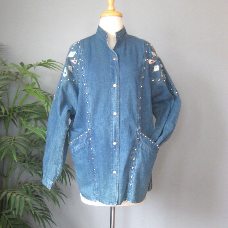 Vtg Suzelle Beaded Denim, Blue, Size: Large
Here is a long embellished denim jacket.
It's from the late 80s or very early 90s.
It has the classic 80s silhouette, with very wide shoulders supported by big shoulder pads and narrow hips.
It's lavishly embellished in western fashion, with jewels, studs, little patches of faux snake skin and studs.
Big pockets
Rivet style button closure

No size tag, imo it will fit a modern size medium to large. Here are the flat measurements, take on the inside of the jacket:
armpit to armpit: 27
length: 30
hips: aprox. 21
underarm sleeve length: 17.75

thanks for looking!
#83173