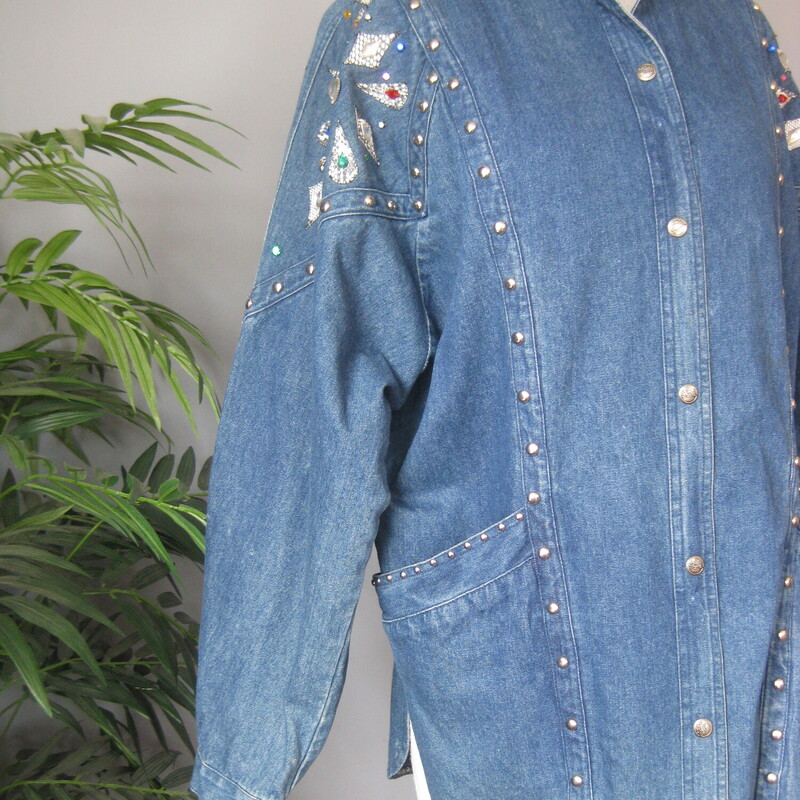 Vtg Suzelle Beaded Denim, Blue, Size: Large
Here is a long embellished denim jacket.
It's from the late 80s or very early 90s.
It has the classic 80s silhouette, with very wide shoulders supported by big shoulder pads and narrow hips.
It's lavishly embellished in western fashion, with jewels, studs, little patches of faux snake skin and studs.
Big pockets
Rivet style button closure

No size tag, imo it will fit a modern size medium to large. Here are the flat measurements, take on the inside of the jacket:
armpit to armpit: 27
length: 30
hips: aprox. 21
underarm sleeve length: 17.75

thanks for looking!
#83173