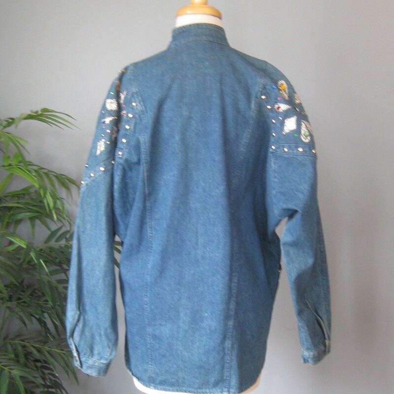 Vtg Suzelle Beaded Denim, Blue, Size: Large
Here is a long embellished denim jacket.
It's from the late 80s or very early 90s.
It has the classic 80s silhouette, with very wide shoulders supported by big shoulder pads and narrow hips.
It's lavishly embellished in western fashion, with jewels, studs, little patches of faux snake skin and studs.
Big pockets
Rivet style button closure

No size tag, imo it will fit a modern size medium to large. Here are the flat measurements, take on the inside of the jacket:
armpit to armpit: 27
length: 30
hips: aprox. 21
underarm sleeve length: 17.75

thanks for looking!
#83173