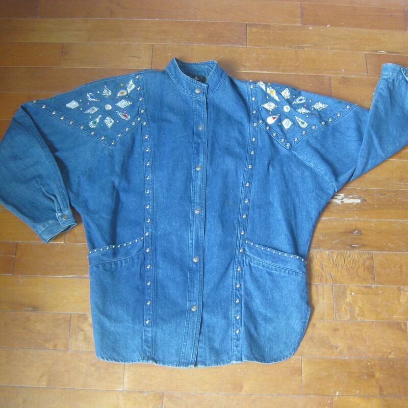 Vtg Suzelle Beaded Denim, Blue, Size: Large
Here is a long embellished denim jacket.
It's from the late 80s or very early 90s.
It has the classic 80s silhouette, with very wide shoulders supported by big shoulder pads and narrow hips.
It's lavishly embellished in western fashion, with jewels, studs, little patches of faux snake skin and studs.
Big pockets
Rivet style button closure

No size tag, imo it will fit a modern size medium to large. Here are the flat measurements, take on the inside of the jacket:
armpit to armpit: 27
length: 30
hips: aprox. 21
underarm sleeve length: 17.75

thanks for looking!
#83173