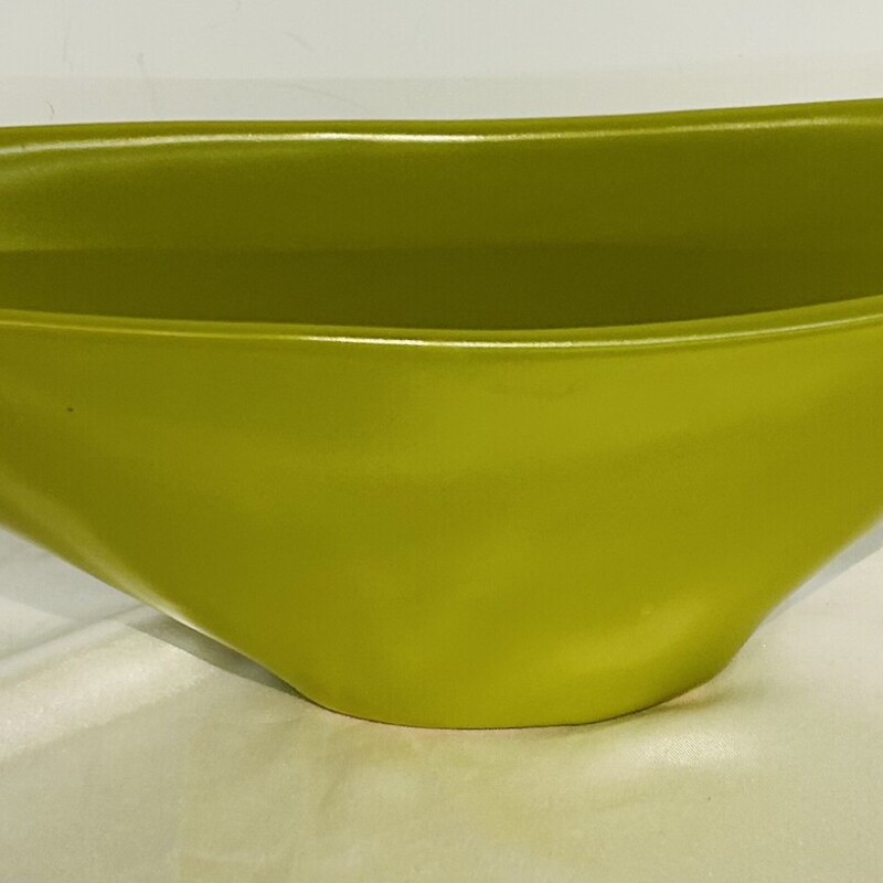 Modern Shaped Bowl
Green
Size: 13.5 X 4.25 H