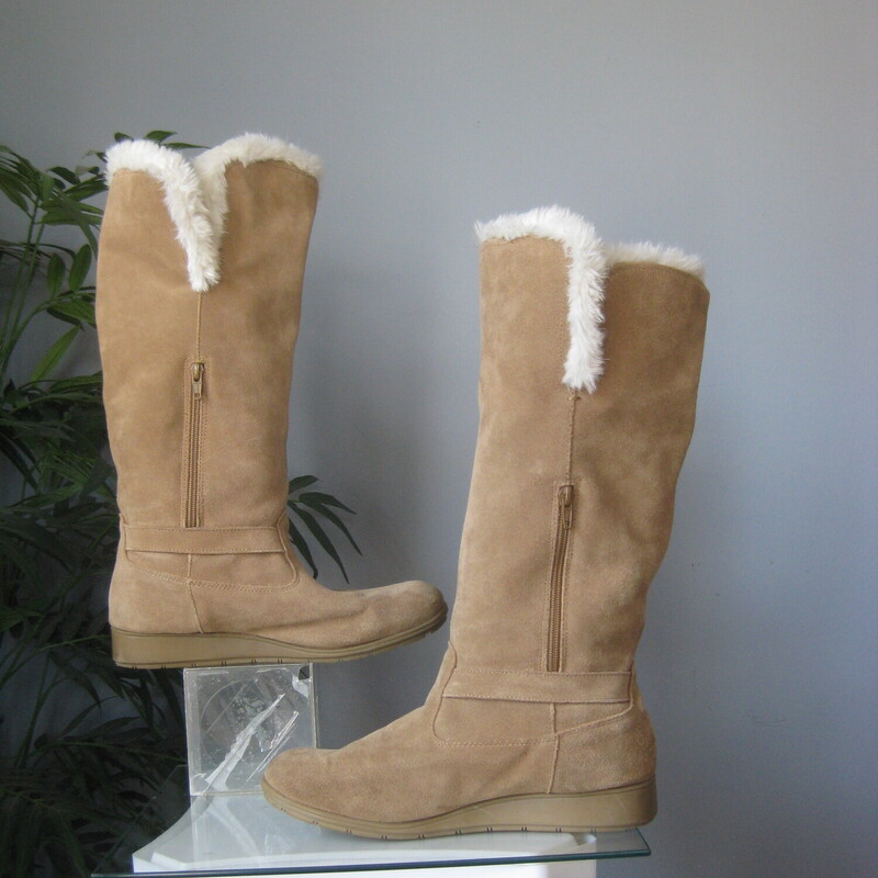 Nice warm pair of tall boots from Lands End<br />
Beige Suede with warm faux fur lining inside.<br />
Size 9 D, (D means wide)<br />
excellent condition, used but not abused.<br />
<br />
thanks for looking!<br />
#83913